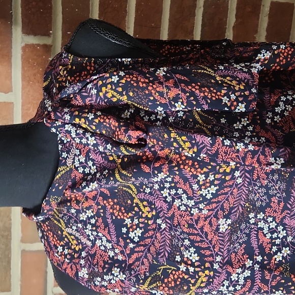 LOFT outlet flowered top with tie at neck, medium - Picture 2 of 6